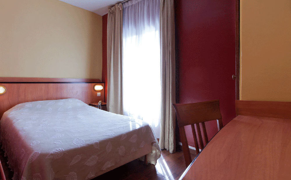 Hibiscus Republique Hotel Paris Exterior photo